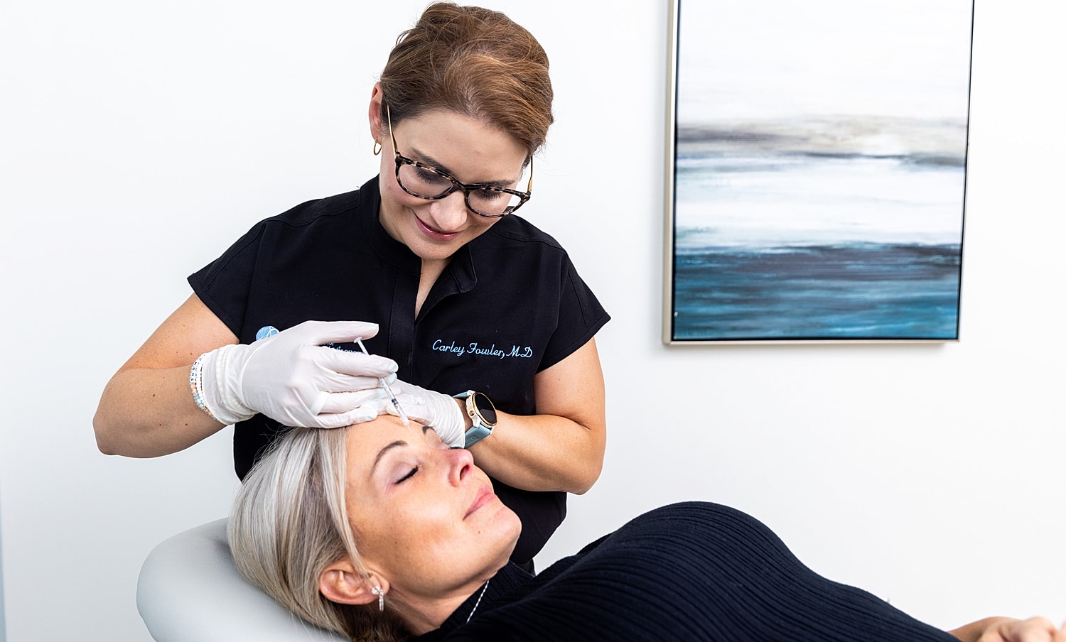 Injecting facial treatment in a clinical setting